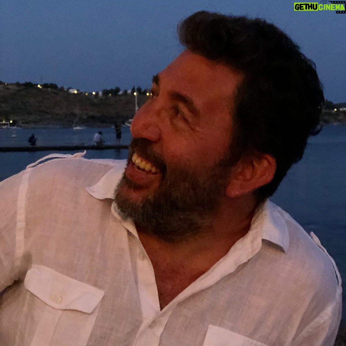 Emre Kınay - 9.1K Likes - Bakip gulerim bazen...biriktiriyorum iyiyi kötüyü...hoşu...boşu...doluyu...cok konusani cok bileni...zamani var:) acilacak kumbarada biriktirdiklerim...herkes alacak nasibini...o gune kadar ayna bakin...oturup kalktiklariniza...Yaptiklariniza yapmadiklariniza...Ama iyilerimle beraber yurumeye devam edicem...Gozunu sevdiklerimle :)🙏😊hadi simdi herkesin gonlunden ne geciyorsa ,binlerce mislini diliyorum her kalbe:)