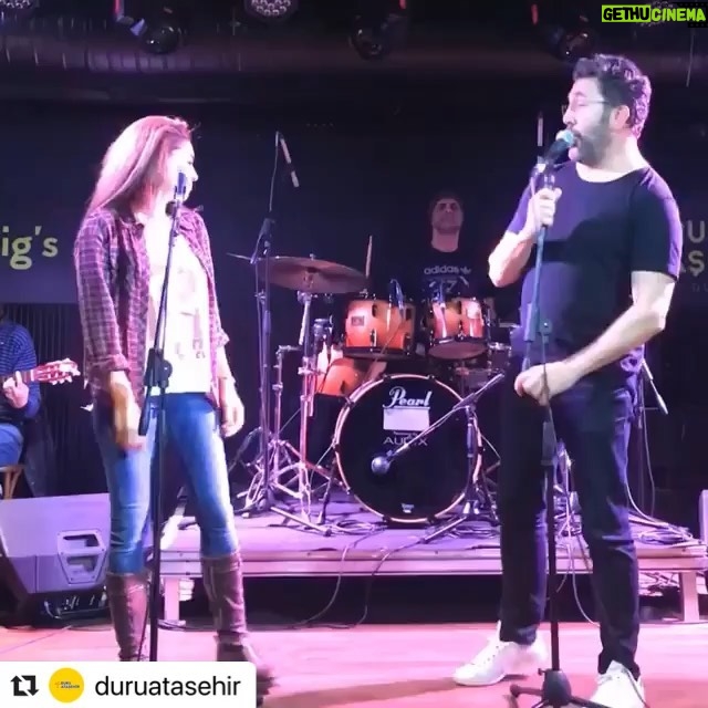 Emre Kınay - 4.3K Likes - Bu Akşam
İki Bekar oyunumuz 20:30,
hemen ardından başlayacak konserimize bekliyoruz.
#Repost @duruatasehir with @make_repost
・・・
Bu akşam, 85’ten 95’e özlediğiniz tüm şarkılarla Evrim Alasya & Emre Kınay, Duru Ataşehir gig’s sahne’de!
Sen de gel #DuruDinle
Biletler Biletix’te!
Gişe: 0552 488 09 14
Sen de gel, #DuruDinle #DuruEğlen #Watergardenist #PowerTurk #Biletix #Konser #CanlıMüzik #Emrekınay #EvrimAlasya #SendenBendenBizden