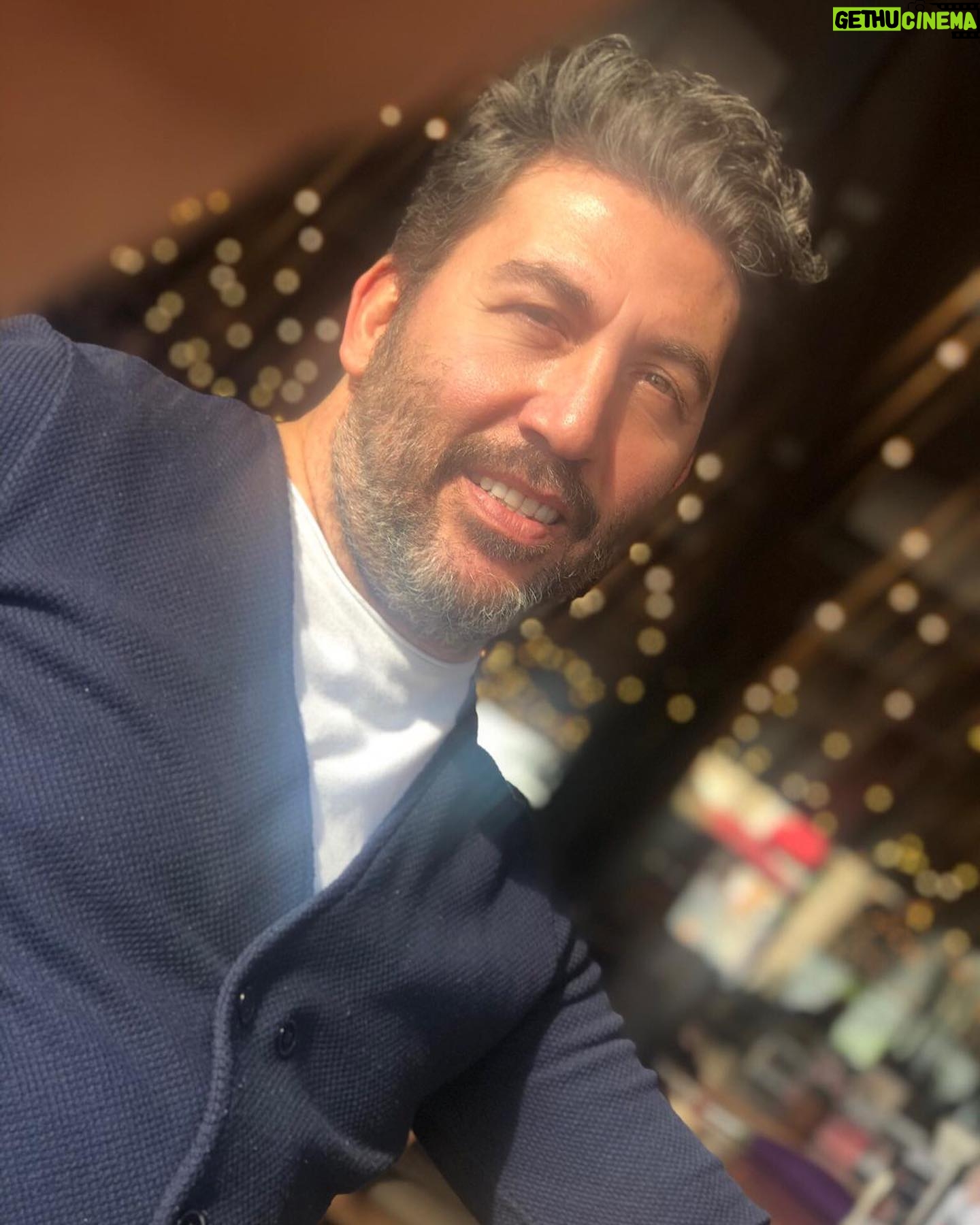 Emre Kınay - 6.6K Likes - Gunaydin😊
Gününüz dünden,
Aydınlığınız derinliğinizden gelsin...Sığ’lar uzağinizda
Engin’ler gözbebeğinizin ışığında olsun...Günaydın 😊