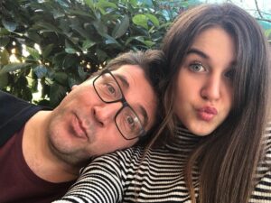 Emre Kınay Instagram - Sevdiklerinizle geçireceğiniz mutlu yıllar dileriz baba kız 😘🌹