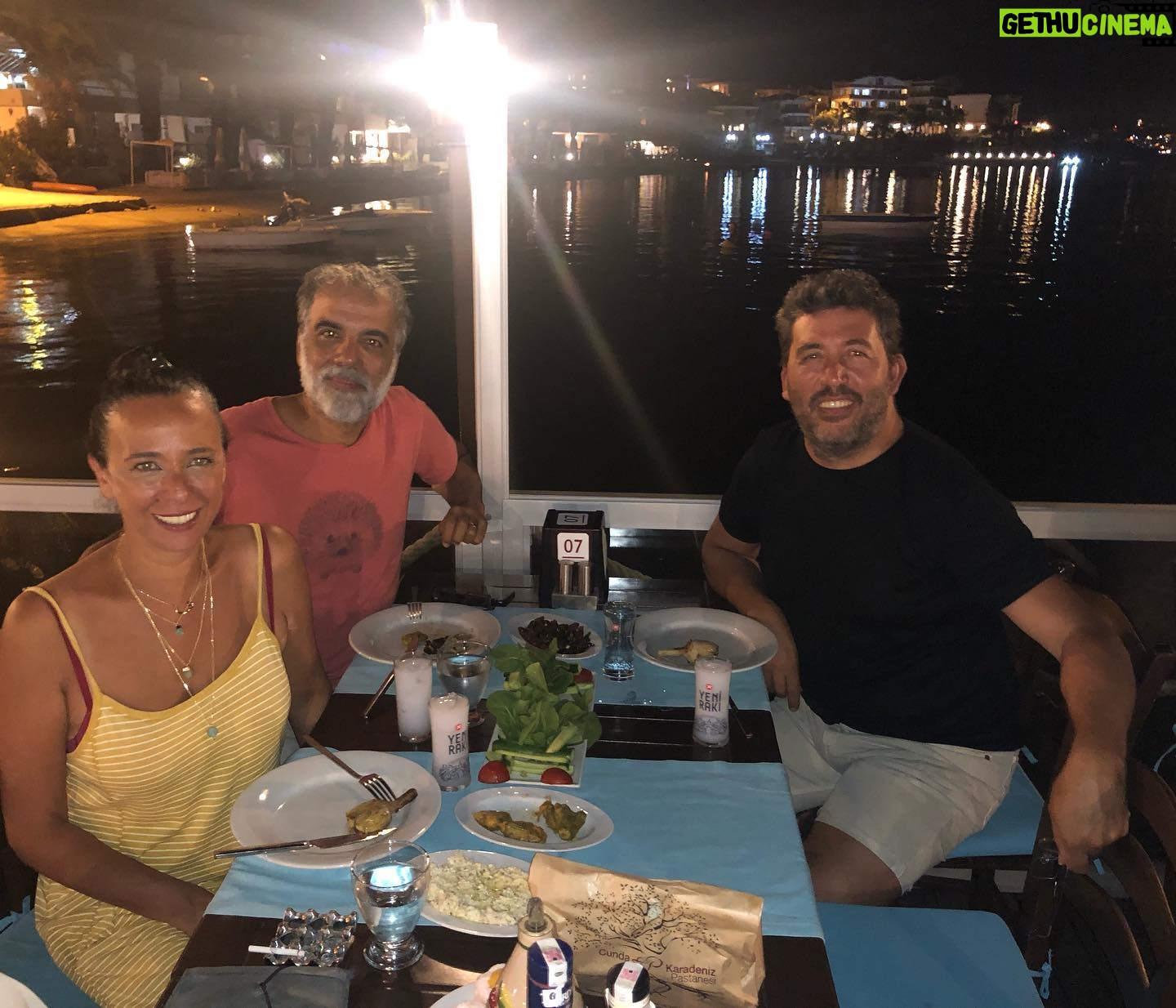Emre Kınay - 10K Likes - Veeee ara final @teoscunda da :)) @pelinsu_pir ve @leventtulek ile yapilir...
İnsanin ve hele dostun “gerçek” olani makbuldur😊nice keyiflerimize yillarca...