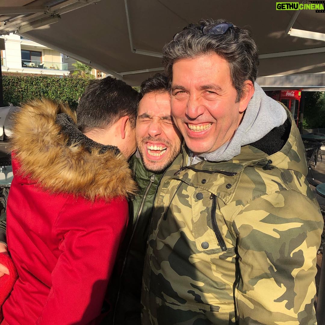 Emre Kınay - 3.4K Likes - Küçük bir hikaye😂😂😂 sırayla evrimleşen bir fotoğraf ceki(n)me mucadalesi😂😂😂😂