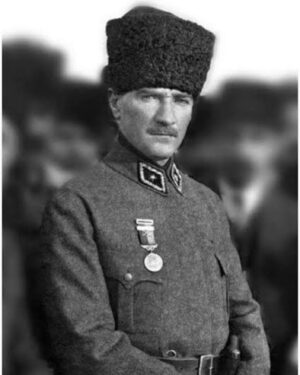 Emre Kınay Instagram - #30ağustos #zaferbayramı #kutluolsun 
#MustafaKemalAtaturk ve silah arkadaslari minnetkariz!
Bayramlar kazanalar  kutlar! 
Emperyalizme karsi kazanilan 
#zaferbayramı bizimdir!kutlu olsun