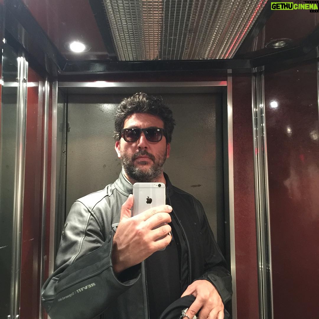 Emre Kınay - 8.7K Likes - Bir selfie de ben koyayim artik dedim...Ama ilk kez motorsiklet aksesuvarlari giydiğim ilk gun oldugu icin...Yoksa kendimi cektigim fotoğraflari paylasirken hala tedirgin oluyorum🙈affola