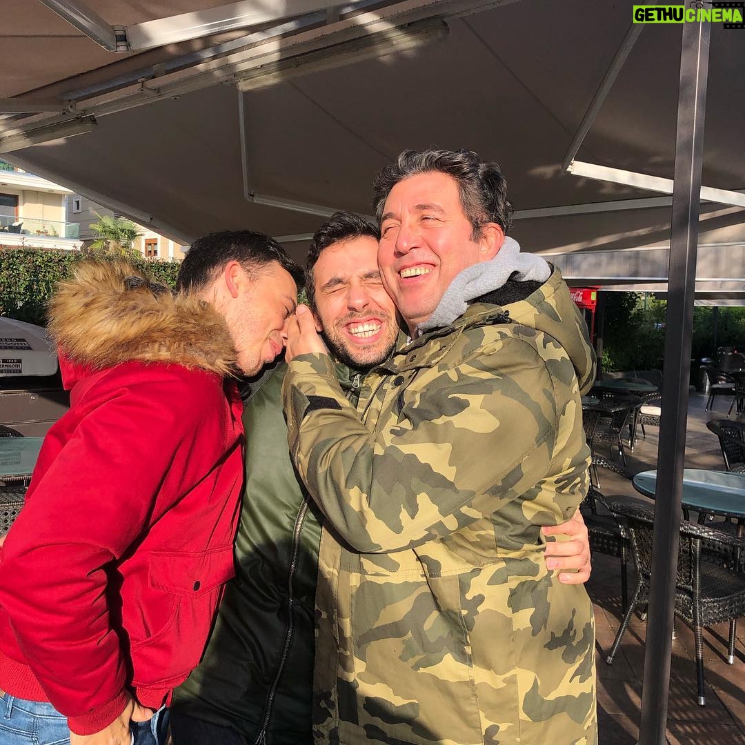 Emre Kınay - 3.4K Likes - Küçük bir hikaye😂😂😂 sırayla evrimleşen bir fotoğraf ceki(n)me mucadalesi😂😂😂😂