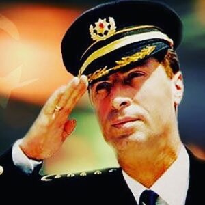 Emre Kınay Instagram - Ruhun sad olsun.Bu halk seni de bu ulke icin yaptiklarini da unutmadi unutmayacaktir.
Bu fotoğrafina ithafen saygi ve selam asil sana. Sana ve bu ulke icin alcaklarin katlettigi her şehidimize selam olsun Nurmicinde yatin herbiriniz...