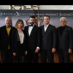 Emre Kıvılcım Instagram - SİNEMALARDAYIZ!!! 1 seneye yakın hazırlık ve çekim sürecimin sonunda sizlere gurur duyacağımız bir film sunduğumuz için çok mutluyum🙏🏼 Başta ilk görüştüğümüz andan itibaren bana inanan ve benimle bu yolculuğa çıkmak isteyen proje tasarımcımız ve yapımcımız @mehmetbozdag ‘a ve @bozdagfilm  ekibine, çok şey öğrendiğim yönetmenim Kamil Aydın ve görüntü yönetmenimiz Efe Kubilay’a, tüm oyuncu yoldaşlarıma, @hmd_kcn @fatih_kurt ve tüm ekibine teşekkürü borç bilirim.  Herkesi gururumuza ortak olmaya davet ediyorum😉 İyi seyirler 🙏🏼🙏🏼