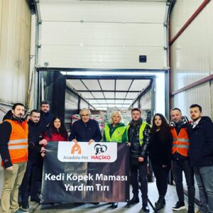 Emre Tetikel Instagram - İyiliğin birleştirici gücüne inanıyoruz...

@anadolupet deposundan Kahramanmaraş’a gönderilmek üzere ilk tıra 20 ton kedi ve köpek maması yüklendi ve yola çıktı.

 Sıra Hatayda…

Teşekkürler;
@anadolupet 
@hacikodernegi 
@hillspetturkiye 
@omurgedik 
@semih_hazar
@rahsanerol 
@ayscelebi_ 

#haciko