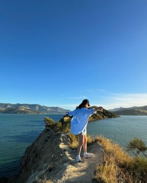 En Mei Instagram - Happy New Year from the stunning country of New Zealand! (It's pretty cool being ahead of everyone in Asia, North America, and even Australia! 🤪)

Akaroa is an absolute gem, so I highly recommend making a day trip from Christchurch. It's just a quick 1 hour and 20-minute drive. Trust me, the pictures and videos I captured are completely unfiltered but views in real life will leave you in awe. 😍 Oh, and by the way, the fish and chips here are way better than in the UK! 🐟🍟

—

Cap: @chronicxantidote 
Shirt and Shorts: @thesrt_studio 
Kicks: @nike #m2ktekno