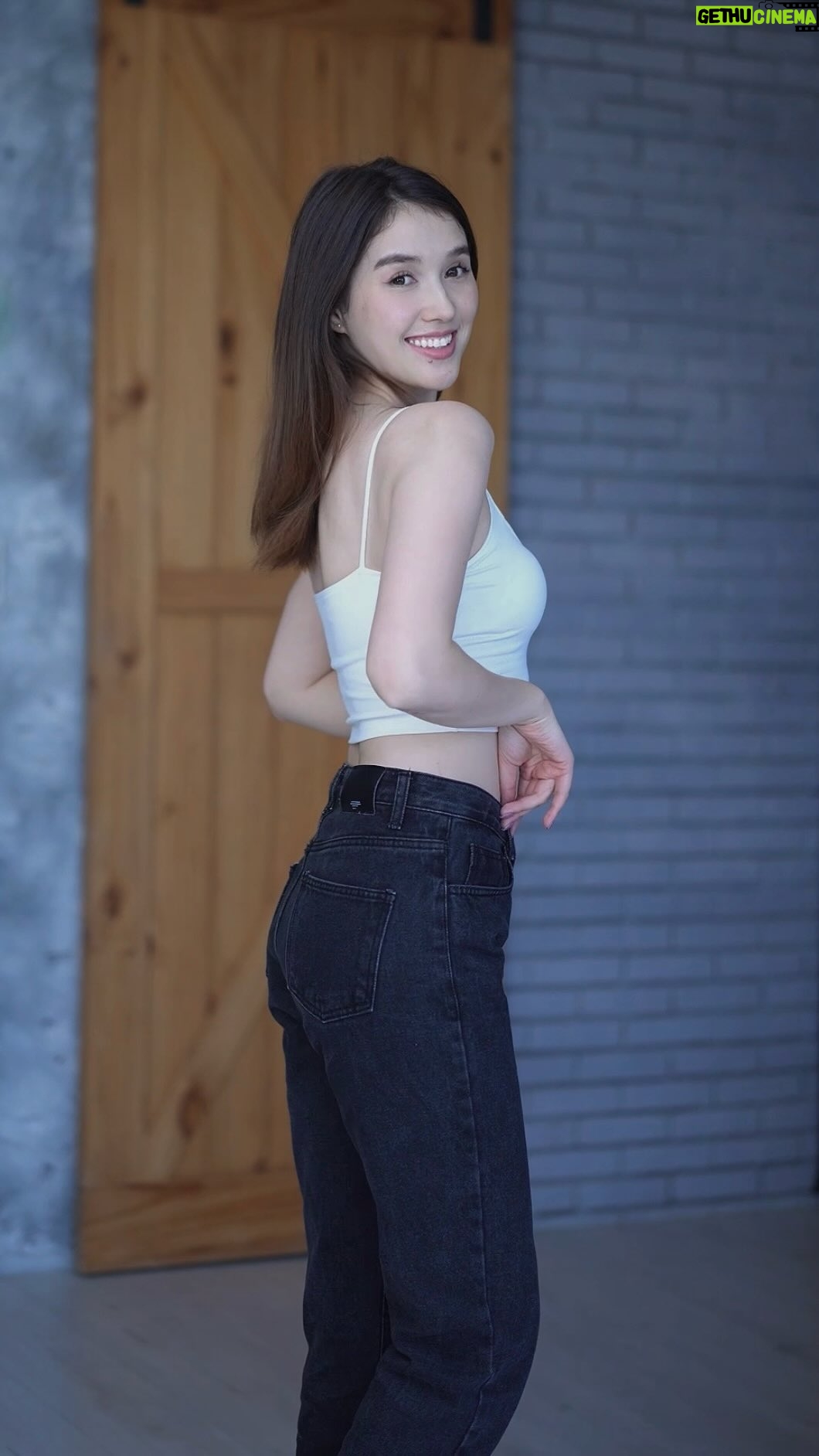 En Mei - 222 Likes - @sonnet_116__ 的牛仔褲真的是時髦女孩的首選, 穿起來就是自信 ✨