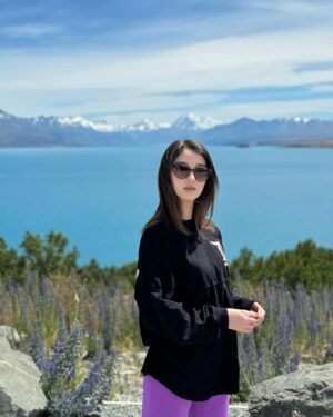 En Mei Instagram - Road-trip to #Queenstown! 🚗 #Christchurch to Queenstown is a 6.5-hour drive. We set out early at 7 am, making stops at #FairliePie, #LakeTekapo, #LakePukaki, a salmon farm, and picking the most delicious cherries along the way. The scenery is absolutely gorgeous. I think the lakes might be bluer than the lakes in Canada! (Next time, we plan to break up the trip and stay around Lake Tekapo or Pukaki for a day or two to soak everything in before driving to Queenstown)

We spent three nights in Queenstown and it was splendid 😍 I tried the famous #Fergburger, but it was a bit disappointing. It came a little cold despite waiting in line for it. On a positive note, #JervoisSteakhouse was delicious! Definitely going back. The #skylineluge is a must-do for first-timers! You get a stunning panoramic view of the city. The park is also very nice. Try the speedboat if you haven’t 🤣 it’s very thrilling! There are still heaps of stuff that we could have done but didn’t have time for.  Can’t wait for the next time I’m in the great New Zealand 🇳🇿