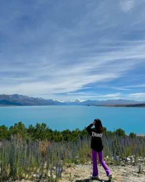 En Mei Instagram - Road-trip to #Queenstown! 🚗 #Christchurch to Queenstown is a 6.5-hour drive. We set out early at 7 am, making stops at #FairliePie, #LakeTekapo, #LakePukaki, a salmon farm, and picking the most delicious cherries along the way. The scenery is absolutely gorgeous. I think the lakes might be bluer than the lakes in Canada! (Next time, we plan to break up the trip and stay around Lake Tekapo or Pukaki for a day or two to soak everything in before driving to Queenstown)

We spent three nights in Queenstown and it was splendid 😍 I tried the famous #Fergburger, but it was a bit disappointing. It came a little cold despite waiting in line for it. On a positive note, #JervoisSteakhouse was delicious! Definitely going back. The #skylineluge is a must-do for first-timers! You get a stunning panoramic view of the city. The park is also very nice. Try the speedboat if you haven’t 🤣 it’s very thrilling! There are still heaps of stuff that we could have done but didn’t have time for.  Can’t wait for the next time I’m in the great New Zealand 🇳🇿