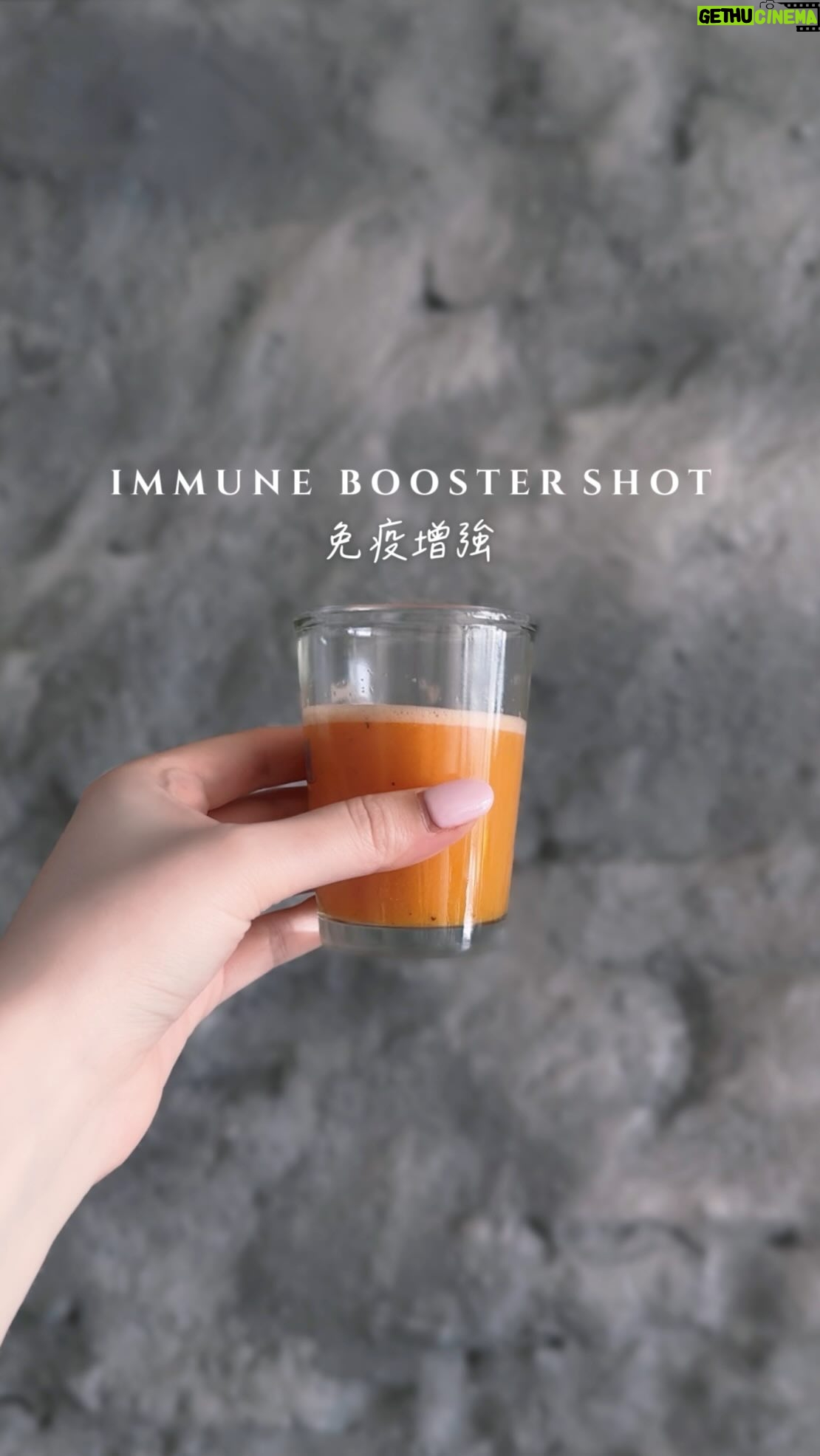 En Mei - 3 Likes - 跟我一起做免疫增強shot 吧! ✨
只要天氣轉涼,我身邊的人就狂生病,然後我就趕緊做這個citrus immunity boost。真的超有效,至少目前都沒被傳染到😝
Shot 除了包含豐富的維他命C之外,薑黃和姜含有超多抗氧化劑,可以幫助保護身體免受壓力,同時支持免疫系統的工作。注意,一定要加黑胡椒喔。這樣身體更容易吸收薑黃和姜,效果提升到2000倍!
🛒
* 3顆葡萄柚
* 3顆橙子或柳丁
* 3顆檸檬
* 2塊嫩姜
* 約1tbsp 的薑黃
* 約3tsp的胡椒
保持冷藏,可以喝上三天哦!
⚠️記得每天最多喝3杯喔!攝取太多薑黃可能會導致胃痛。