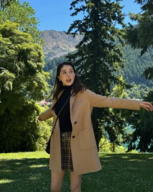 En Mei Instagram - Road-trip to #Queenstown! 🚗 #Christchurch to Queenstown is a 6.5-hour drive. We set out early at 7 am, making stops at #FairliePie, #LakeTekapo, #LakePukaki, a salmon farm, and picking the most delicious cherries along the way. The scenery is absolutely gorgeous. I think the lakes might be bluer than the lakes in Canada! (Next time, we plan to break up the trip and stay around Lake Tekapo or Pukaki for a day or two to soak everything in before driving to Queenstown)

We spent three nights in Queenstown and it was splendid 😍 I tried the famous #Fergburger, but it was a bit disappointing. It came a little cold despite waiting in line for it. On a positive note, #JervoisSteakhouse was delicious! Definitely going back. The #skylineluge is a must-do for first-timers! You get a stunning panoramic view of the city. The park is also very nice. Try the speedboat if you haven’t 🤣 it’s very thrilling! There are still heaps of stuff that we could have done but didn’t have time for.  Can’t wait for the next time I’m in the great New Zealand 🇳🇿