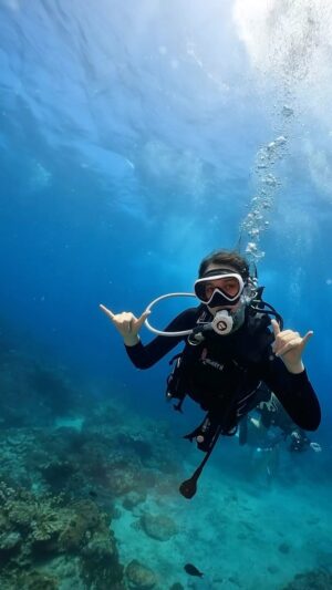 En Mei Instagram - 第一次在綠島體驗潛水！✨🌊🏝️ 🤿 言語無法形容這個體驗，能和心愛的人在美美的海洋中和各種生物一起暢遊 🐠🐟🐋🐡🐢 大大感謝 @deerman167 🙏他真的是個超級好的教練！他超有耐心教我怎麼放鬆耳壓，整個過程就像在冥想一樣，要放鬆並且進入那種心流的狀態。還要特別感謝 @miss.annaliu 和 @florazhen ，他們力推 @airplane_mode_hostel ，這種一對一教學我大推！我全程都感到超級安心，而且他們也一直給我超大的鼓勵。
P.S. 這些影片是不是拍的不錯？教練拍的 😍 
-
AHHHH~ 😍😍😍😍 I got to scuba dive in Green Island!! 🏝️ Words cannot describe how magical the experience was, getting to swim among the beautiful sea creatures with loved ones. 🐠🤿 Thank you, @deerman167. You are such a good coach. He patiently taught me how to release pressure from my ears and stay relaxed. I felt like the whole experience was so meditative. ✨ I want to get my license now so I can scuba-dive alone. Thank you, @miss.annaliu and @florazhen , for recommending @airplane_mode_hostel. They are so good at 1:1 coaching. We all felt so safe and encouraged. And aren’t these videos great? I will treasure these memories forever.
