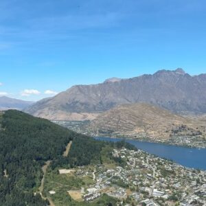 En Mei Instagram - Road-trip to #Queenstown! 🚗 #Christchurch to Queenstown is a 6.5-hour drive. We set out early at 7 am, making stops at #FairliePie, #LakeTekapo, #LakePukaki, a salmon farm, and picking the most delicious cherries along the way. The scenery is absolutely gorgeous. I think the lakes might be bluer than the lakes in Canada! (Next time, we plan to break up the trip and stay around Lake Tekapo or Pukaki for a day or two to soak everything in before driving to Queenstown)

We spent three nights in Queenstown and it was splendid 😍 I tried the famous #Fergburger, but it was a bit disappointing. It came a little cold despite waiting in line for it. On a positive note, #JervoisSteakhouse was delicious! Definitely going back. The #skylineluge is a must-do for first-timers! You get a stunning panoramic view of the city. The park is also very nice. Try the speedboat if you haven’t 🤣 it’s very thrilling! There are still heaps of stuff that we could have done but didn’t have time for.  Can’t wait for the next time I’m in the great New Zealand 🇳🇿