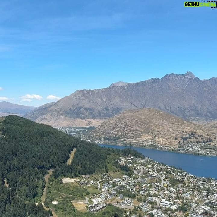 En Mei - 326 Likes - Road-trip to #Queenstown! 🚗 #Christchurch to Queenstown is a 6.5-hour drive. We set out early at 7 am, making stops at #FairliePie, #LakeTekapo, #LakePukaki, a salmon farm, and picking the most delicious cherries along the way. The scenery is absolutely gorgeous. I think the lakes might be bluer than the lakes in Canada! (Next time, we plan to break up the trip and stay around Lake Tekapo or Pukaki for a day or two to soak everything in before driving to Queenstown)
We spent three nights in Queenstown and it was splendid 😍 I tried the famous #Fergburger, but it was a bit disappointing. It came a little cold despite waiting in line for it. On a positive note, #JervoisSteakhouse was delicious! Definitely going back. The #skylineluge is a must-do for first-timers! You get a stunning panoramic view of the city. The park is also very nice. Try the speedboat if you haven’t 🤣 it’s very thrilling! There are still heaps of stuff that we could have done but didn’t have time for. Can’t wait for the next time I’m in the great New Zealand 🇳🇿