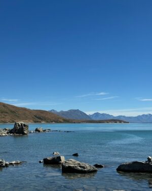 En Mei Instagram - Road-trip to #Queenstown! 🚗 #Christchurch to Queenstown is a 6.5-hour drive. We set out early at 7 am, making stops at #FairliePie, #LakeTekapo, #LakePukaki, a salmon farm, and picking the most delicious cherries along the way. The scenery is absolutely gorgeous. I think the lakes might be bluer than the lakes in Canada! (Next time, we plan to break up the trip and stay around Lake Tekapo or Pukaki for a day or two to soak everything in before driving to Queenstown)

We spent three nights in Queenstown and it was splendid 😍 I tried the famous #Fergburger, but it was a bit disappointing. It came a little cold despite waiting in line for it. On a positive note, #JervoisSteakhouse was delicious! Definitely going back. The #skylineluge is a must-do for first-timers! You get a stunning panoramic view of the city. The park is also very nice. Try the speedboat if you haven’t 🤣 it’s very thrilling! There are still heaps of stuff that we could have done but didn’t have time for.  Can’t wait for the next time I’m in the great New Zealand 🇳🇿