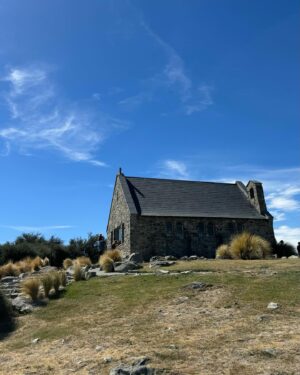 En Mei Instagram - Road-trip to #Queenstown! 🚗 #Christchurch to Queenstown is a 6.5-hour drive. We set out early at 7 am, making stops at #FairliePie, #LakeTekapo, #LakePukaki, a salmon farm, and picking the most delicious cherries along the way. The scenery is absolutely gorgeous. I think the lakes might be bluer than the lakes in Canada! (Next time, we plan to break up the trip and stay around Lake Tekapo or Pukaki for a day or two to soak everything in before driving to Queenstown)

We spent three nights in Queenstown and it was splendid 😍 I tried the famous #Fergburger, but it was a bit disappointing. It came a little cold despite waiting in line for it. On a positive note, #JervoisSteakhouse was delicious! Definitely going back. The #skylineluge is a must-do for first-timers! You get a stunning panoramic view of the city. The park is also very nice. Try the speedboat if you haven’t 🤣 it’s very thrilling! There are still heaps of stuff that we could have done but didn’t have time for.  Can’t wait for the next time I’m in the great New Zealand 🇳🇿