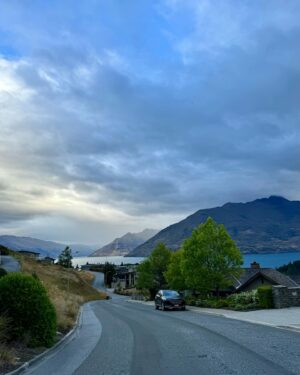 En Mei Instagram - Road-trip to #Queenstown! 🚗 #Christchurch to Queenstown is a 6.5-hour drive. We set out early at 7 am, making stops at #FairliePie, #LakeTekapo, #LakePukaki, a salmon farm, and picking the most delicious cherries along the way. The scenery is absolutely gorgeous. I think the lakes might be bluer than the lakes in Canada! (Next time, we plan to break up the trip and stay around Lake Tekapo or Pukaki for a day or two to soak everything in before driving to Queenstown)

We spent three nights in Queenstown and it was splendid 😍 I tried the famous #Fergburger, but it was a bit disappointing. It came a little cold despite waiting in line for it. On a positive note, #JervoisSteakhouse was delicious! Definitely going back. The #skylineluge is a must-do for first-timers! You get a stunning panoramic view of the city. The park is also very nice. Try the speedboat if you haven’t 🤣 it’s very thrilling! There are still heaps of stuff that we could have done but didn’t have time for.  Can’t wait for the next time I’m in the great New Zealand 🇳🇿