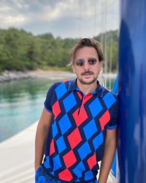 Engin Hepileri Instagram - Bu renklere, bu doğaya bayılıyorum.
@hemington.turkiye’nin doğal pamuklardan üretilen ince triko polo'ları ise tavsiyeye şayan.👌