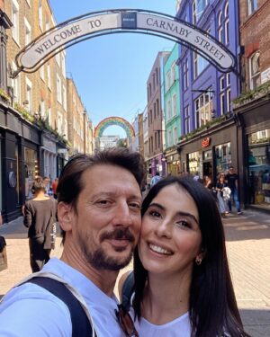 Engin Hepileri Instagram - Güzel yürekli, bir tanecik karıcığım. Bugün seninle hayatımıza imza atalı tam 9 senemiz oldu.
Birlikte yaptığımız seyahatlerden, birlikte çalıştığımız işlerimize hayatı tek bir nefes gibi birlikte içimize çektiğimiz, dolu dolu yaşanan nice senelerimiz olsun.
Hem de bize bu yolculukta yoldaş olan güzel oğlumuz Can’ımızla sağlıkla, huzurla yaşayalım. 
Seni seviyorum. @beyzasekerci ❤️