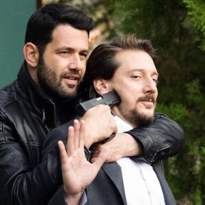 Engin Hepileri Instagram - Geçtiğimiz nisan ayından bu yana keyifle çalıştığım Kimse Bilmez dizisine bugün veda ediyorum. Tutkulu ve saplantılı aşık Uygar Sarıkaya aranızdan ayrılıyor.☺️
Başta @baba.yapim ailesi olmak üzere çalıştığım yönetmenlerime, oyuncu arkadaşlarıma, tüm ekibe ve seyircilerimize teşekkürlerimi sunuyorum. Yolunuz açık, reytinginiz bol olsun. 🙋🏼‍♂️
Yakında yepyeni bir projede görüşmek üzere.😉