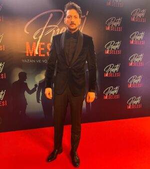 Engin Hepileri Instagram - Dün gece @prestijmeselesifilm filmimizin galası da gerçekleşti.
Yarın artık sinemalarda. Filmimiz sizlere emanet.
Sinemaların desteğe ihtiyacı olan bu dönemde keyifli, eğlenceli bir umut hikayesi izlemek istiyorsanız hepinizi sinemalara bekliyoruz.
Teşekkürler @mahsunkirmizigulofficial 
Teşekkürler tüm müthiş oyuncu kadrosu
Ve teşekkürler tüm @boyutfilm çalışanları.
Kamera önü ve arkası bu filme tüm emek verenlerin elleri dert görmesin. 
Elbette menejerim @g.sokmen ve tüm @sokmentalent dostlarım sizlere de teşekkürler.
Ve son olarak kıyafetlerim için @dddamlllayilmazzz a yine desteği ve güçlü estetik görüsü için teşekkür ederim.
Canım sevgilim, biricik hayat ortağım yine çok güzelsin @beyzasekerci ❤️