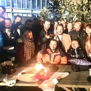 Engin Hepileri Instagram - Geçtiğimiz nisan ayından bu yana keyifle çalıştığım Kimse Bilmez dizisine bugün veda ediyorum. Tutkulu ve saplantılı aşık Uygar Sarıkaya aranızdan ayrılıyor.☺️
Başta @baba.yapim ailesi olmak üzere çalıştığım yönetmenlerime, oyuncu arkadaşlarıma, tüm ekibe ve seyircilerimize teşekkürlerimi sunuyorum. Yolunuz açık, reytinginiz bol olsun. 🙋🏼‍♂️
Yakında yepyeni bir projede görüşmek üzere.😉