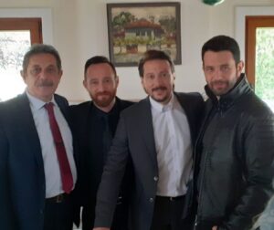 Engin Hepileri Instagram - Geçtiğimiz nisan ayından bu yana keyifle çalıştığım Kimse Bilmez dizisine bugün veda ediyorum. Tutkulu ve saplantılı aşık Uygar Sarıkaya aranızdan ayrılıyor.☺️
Başta @baba.yapim ailesi olmak üzere çalıştığım yönetmenlerime, oyuncu arkadaşlarıma, tüm ekibe ve seyircilerimize teşekkürlerimi sunuyorum. Yolunuz açık, reytinginiz bol olsun. 🙋🏼‍♂️
Yakında yepyeni bir projede görüşmek üzere.😉