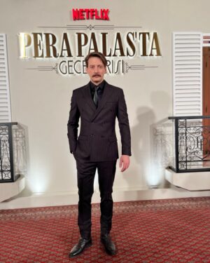 Engin Hepileri Instagram - Dün gece müthiş bir gala ile, gurur duyduğumuz işimizi seyirciye devrettik. Artık sıra sizde. “PERA PALASTA GECE YARISI” 8 bölümü birden bugün  @netflixturkiye de yayında.
Bu hayalin gerçekleşmesinde bana şans veren @emrecsahin ve @karga7pictures a ve tüm yaratıcı kadroya teşekkürler.
Canım oyuncu - yol arkadaşlarım. @hazalkaya @selahattinpasali @tansubiceratolye @yaseminszawlowski ve daha ismini grçiremediğim o müthiş ekip. Çok teşekkürler.
Yanımdan hiç ayrılmaya ajansım @gayesokmenajans @sinemmut @songulgoksel ve stylingde @ddamlayilmazzzz ve bu şık takım için @kigiligiyim çok teşekkür ederim..