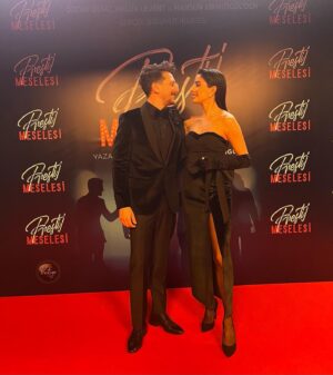 Engin Hepileri Instagram - Dün gece @prestijmeselesifilm filmimizin galası da gerçekleşti.
Yarın artık sinemalarda. Filmimiz sizlere emanet.
Sinemaların desteğe ihtiyacı olan bu dönemde keyifli, eğlenceli bir umut hikayesi izlemek istiyorsanız hepinizi sinemalara bekliyoruz.
Teşekkürler @mahsunkirmizigulofficial 
Teşekkürler tüm müthiş oyuncu kadrosu
Ve teşekkürler tüm @boyutfilm çalışanları.
Kamera önü ve arkası bu filme tüm emek verenlerin elleri dert görmesin. 
Elbette menejerim @g.sokmen ve tüm @sokmentalent dostlarım sizlere de teşekkürler.
Ve son olarak kıyafetlerim için @dddamlllayilmazzz a yine desteği ve güçlü estetik görüsü için teşekkür ederim.
Canım sevgilim, biricik hayat ortağım yine çok güzelsin @beyzasekerci ❤️