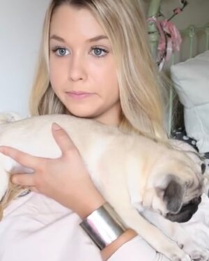 EnjoyPhoenix Instagram - Mon petit cœur aujourd’hui tu as 10 ans 🖤 Je n’aurais jamais imaginé à quel point tu as allais changer ma vie entière, un si petit être et votre monde entier est bouleversé 🥹 10 ans c’est pas rien pour une si petite chose, merci de faire partie de ma vie ✨🐶