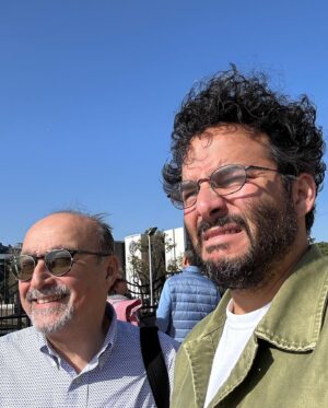Ennis Esmer Instagram - Babamla gözlük değiştirdim. Ben sevmedim ama o sevdi. O kadar.