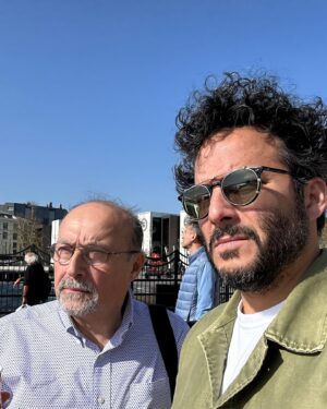 Ennis Esmer Instagram - Babamla gözlük değiştirdim. Ben sevmedim ama o sevdi. O kadar.