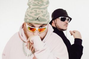 Ensi Instagram - abbiamo fatto un disco. abbiamo fatto un tour estivo ed è appena iniziato un glorioso tour invernale… potrebbe anche andare bene così, ma se ci becchiamo in studio alla fine SUCCEDE! E se succede sempre così bene, non puoi fare altro che continuare. 

BRAVA GENTE IZ ON 🔥

SUCCEDE 
Prod. @yayayazee 

FUORI ORA OVUNQUE!

📸 @enrico.rassu