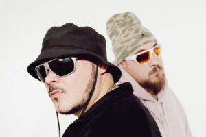 Ensi Instagram - abbiamo fatto un disco. abbiamo fatto un tour estivo ed è appena iniziato un glorioso tour invernale… potrebbe anche andare bene così, ma se ci becchiamo in studio alla fine SUCCEDE! E se succede sempre così bene, non puoi fare altro che continuare. 

BRAVA GENTE IZ ON 🔥

SUCCEDE 
Prod. @yayayazee 

FUORI ORA OVUNQUE!

📸 @enrico.rassu