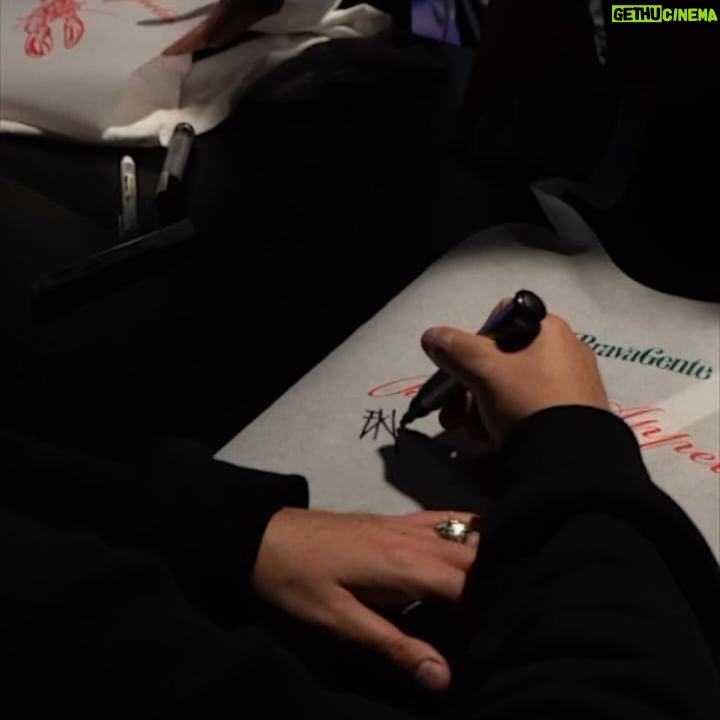 Ensi - 6.3K Likes - MILANO È STATO MEMORABILE! Grazie a tutti gli ospiti e a voi sotto al palco per averci dimostrato così tanto attaccamento alla maglia, sentire tutto questo amore da parte vostra e da tutti gli amici presenti è un riconoscimento enorme che ci riempie di orgoglio.
Ora… Sia Milano che Torino l’hanno sentita e cantata in anteprima, ma…
“SUCCEDE”, il nuovo singolo di Brava Gente, fuori DOMANI A 00:00
quindi nelle prossime date non avete scuse, fateci sentire che SUCCEDE!
Ci vediamo sabato 25 novembre al Rivolta - Marghera (VE)