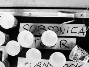 Ensi Instagram - sette date in dieci giorni. sette palazzetti gonfi d’amore per la band più figa di tutti i tempi. un palco e uno show che stenti a credere di essere in questo paese. una famiglia sopra, dietro e sotto al palco. onorato fiero orgoglioso e sempre riconoscente di essere parte di tutto questo. poi, una chiusura del genere a casa nostra, non poteva esserci regalo più grande. love @subsonicaofficial 🖤 

photo @nose_barchi
