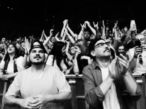 Ensi Instagram - sette date in dieci giorni. sette palazzetti gonfi d’amore per la band più figa di tutti i tempi. un palco e uno show che stenti a credere di essere in questo paese. una famiglia sopra, dietro e sotto al palco. onorato fiero orgoglioso e sempre riconoscente di essere parte di tutto questo. poi, una chiusura del genere a casa nostra, non poteva esserci regalo più grande. love @subsonicaofficial 🖤 

photo @nose_barchi