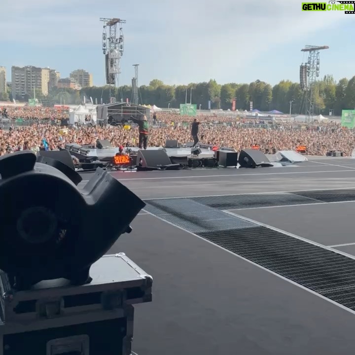 Ensi - 3 Likes - @marrageddonfest è stato a dir poco epico. grazie @kingmarracash per l’invito.
È stata la vittoria della nostra musica e della nostra cultura, felici e onorati di esserci stati.
E grazie a tutti i presenti per aver fatto così tanto tifo per noi 🙌🏼
BRAVA GENTE in tour da Novembre! Non perderti il nostro show, non è cosa.
Link nelle stories