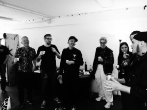 Ensi Instagram - sette date in dieci giorni. sette palazzetti gonfi d’amore per la band più figa di tutti i tempi. un palco e uno show che stenti a credere di essere in questo paese. una famiglia sopra, dietro e sotto al palco. onorato fiero orgoglioso e sempre riconoscente di essere parte di tutto questo. poi, una chiusura del genere a casa nostra, non poteva esserci regalo più grande. love @subsonicaofficial 🖤 

photo @nose_barchi