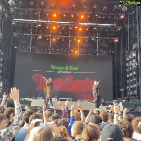 Ensi - 3 Likes - @marrageddonfest è stato a dir poco epico. grazie @kingmarracash per l’invito.
È stata la vittoria della nostra musica e della nostra cultura, felici e onorati di esserci stati.
E grazie a tutti i presenti per aver fatto così tanto tifo per noi 🙌🏼
BRAVA GENTE in tour da Novembre! Non perderti il nostro show, non è cosa.
Link nelle stories