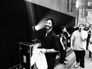 Ensi Instagram - sette date in dieci giorni. sette palazzetti gonfi d’amore per la band più figa di tutti i tempi. un palco e uno show che stenti a credere di essere in questo paese. una famiglia sopra, dietro e sotto al palco. onorato fiero orgoglioso e sempre riconoscente di essere parte di tutto questo. poi, una chiusura del genere a casa nostra, non poteva esserci regalo più grande. love @subsonicaofficial 🖤 

photo @nose_barchi