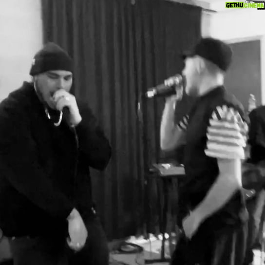 Ensi - 5.4K Likes - Smartphone Indiscreto.
Ci scaldiamo in sala prove su “Scoppia la bolla”, e non sarà l’unico brano che faremo insieme.
Si ricompone la band allargata Subsonica Ensi in tutte le tappe del tour nei palazzetti:
3 aprile - Mantova @ PalaUnical
4 aprile - Milano @ Forum
6 aprile - Conegliano (TV) @ Zoppas Arena
8 aprile - Roma @ Palazzo dello Sport
10 aprile - Bologna @ Unipol Arena
11 aprile - Firenze @ Nelson Mandela Forum
13 aprile - Torino @ Inalpi Arena
Biglietti disponibili su LiveNation.it
#Tour2024 #Subsonica #Ensi