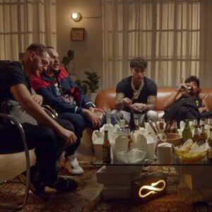 Ensi Instagram - take away su @essemagazine è unico perché gli artisti/amici che invitiamo si lasciano davvero andare. ognuno di loro avrà fatto decine di interviste e sono sicuro che nel 90% dei casi gli avranno fatto tutti le stesse domande. noi non facciamo interviste e non siamo giornalisti, facciamo un podcast live talmente naturale e spontaneo che alla fine le chiacchiere che ne escono fuori non possono non essere interessanti e inedite. Siamo tutti a nostro agio e si vede. anche se non ci conosciamo tutti così bene fra di noi. Le telecamere e la pressione che si porta dietro l’esporsi in questa maniera, spariscono dopo 5 minuti di parole e davvero sembra di essere a casa fra amici. Il risultato è divertente e interessante quanto crudo, si passa da cazzate estreme ad argomenti profondi, spesso si toccano anche temi scomodi…  ma è tutto dannatamente vero. Tagliamo alcune parti per esigenze di timing o di natura tecnica, ma non si censura nulla e ognuno si assume la responsabilità di quello che dice. Secondo me c’è bisogno di questo atteggiamento, soprattutto nella nostra musica e soprattuto in questo periodo storico. Il lato umano dietro l’artista viene fuori spiccatamente e credo che questa cosa sia davvero il nostro valore aggiunto. Si è vero, facciamo casino e ci parliamo ancora un po troppo sopra, si fuma, si beve, si mangia e si usa un certo tipo di linguaggio. Ma questa è la nostra cultura e se non siete ancora pronti ad accettarla nella sua totalità potete tranquillamente tornare da dove siete venuti. 

TAKE AWAY la terza puntata fuori ora su YouTube 

Condotto da me e MY G @rastykilo ospiti @tonyeffebaby777 @dylan.lxw con @cpz.rm1 @morganmoricca 🔥👊🏼

Enjoy