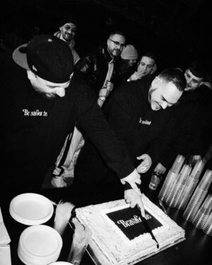 Ensi Instagram - MILANO È STATO MEMORABILE! Grazie a tutti gli ospiti e a voi sotto al palco per averci dimostrato così tanto attaccamento alla maglia, sentire tutto questo amore da parte vostra e da tutti gli amici presenti è un riconoscimento enorme che ci riempie di orgoglio.

Ora… Sia Milano che Torino l’hanno sentita e cantata in anteprima, ma… 

“SUCCEDE”, il nuovo singolo di Brava Gente, fuori DOMANI A 00:00

quindi nelle prossime date non avete scuse, fateci sentire che SUCCEDE!

Ci vediamo sabato 25 novembre al Rivolta - Marghera (VE)