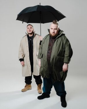 Ensi Instagram - ll nostro è un disco fatto da Brava Gente per Brava Gente. Ci teniamo a ringraziare tutti quelli che hanno messo la loro arte e il loro talento a disposizione di questo progetto. 
Tutti i producer, gli artisti, i tecnici, i manager, i fotografi, i video makers e gli amici che sono passati in studio a condividere le vibes. 

Un ringraziamento particolare a tutti gli chef, barman, panettieri, sushi man, pizzaioli e pusher senza i quali non sarebbe stato possibile realizzare questo album. 

Siete stati tutti fortissimi.
Sapete anche chi è fortissimo?
NOI.

BRAVA GENTE FUORI ORA