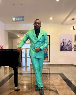 Enyinna Nwigwe Instagram - Throwing it back to #KKTV24 when I thought to quickly serenade the guests at the lobby before the wedding reception proper. 

The slides that follow took us all by surprise, however the #KktvBoys were up to the task. As a descendant of #Mozart 🎹 I had to step away from my classical music head to perform a classic r&b song by #Boys2Men . 🧔🏾‍♂️🚿

Thank you for capturing the moment @oshakb 

@kunleremiofficial my invoice is in the mail. 📬

#Weddings 🎊