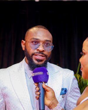 Enyinna Nwigwe Instagram - Some red carpet cho-cho-choo at the #Amvca10 with @superpicksng 🎤

📸 @ebenezerdada_photography @eodstudiosng